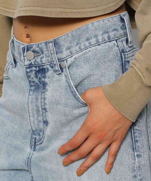 FOREVER 21(フォーエバー トゥエンティーワン)の「ストレートデニムパンツ(デニムパンツ・レディース・ブルー/ライトブルー・LARGE/MEDIUM/X-SMALL/SMALL/X-LARGE)」の19枚目の写真