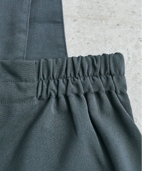 kirakiraShop（キラキラショップ）の「キレイ目シルエットで大人見せ。ハイウエスト タック サロペット（サロペット/オーバーオール・レディース・ブラック/チャコール/ベージュ/ブラウン系その他・M/L）」の7枚目の写真