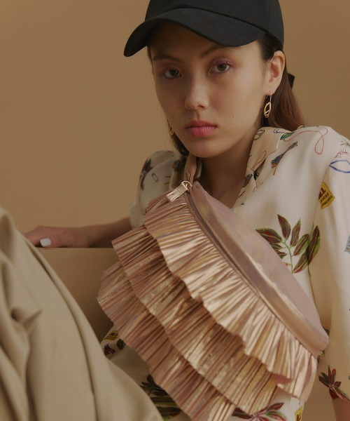 Casselini（キャセリーニ）の「Casselini(キャセリーニ)フリルクロスボディバッグ（ショルダーバッグ・レディース・ブラック/シルバー/ピンク・FREE）」の3枚目の写真