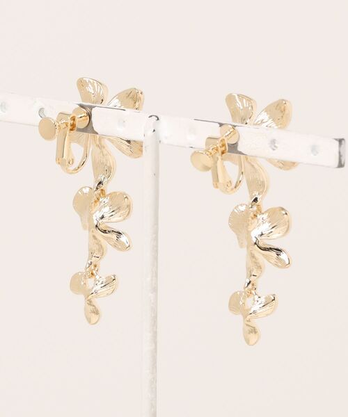 natural couture（ナチュラルクチュール）の「メタルフラワーイヤリング（イヤリング・レディース・ゴールド/シルバー・FREE）」の3枚目の写真