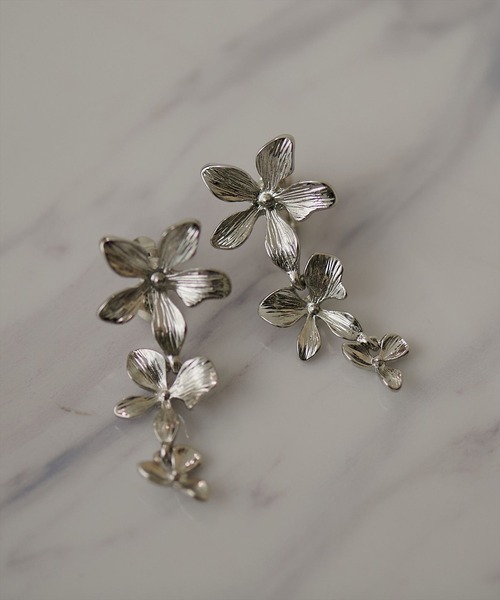 natural couture（ナチュラルクチュール）の「メタルフラワーイヤリング（イヤリング・レディース・ゴールド/シルバー・FREE）」の4枚目の写真