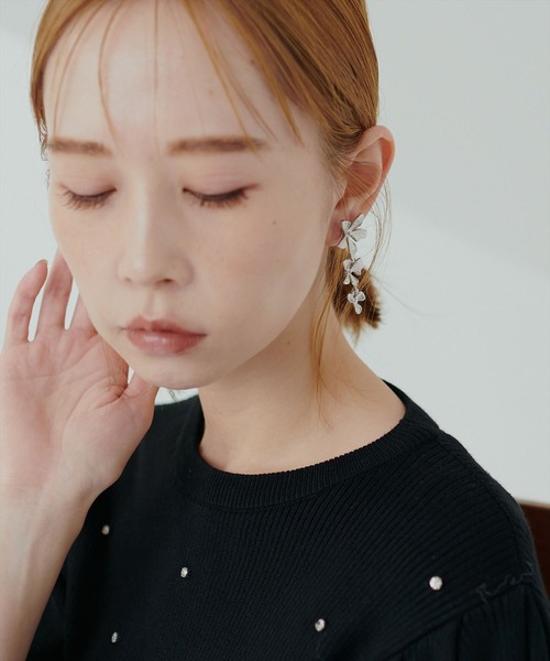 natural couture（ナチュラルクチュール）の「メタルフラワーイヤリング（イヤリング・レディース・ゴールド/シルバー・FREE）」の5枚目の写真