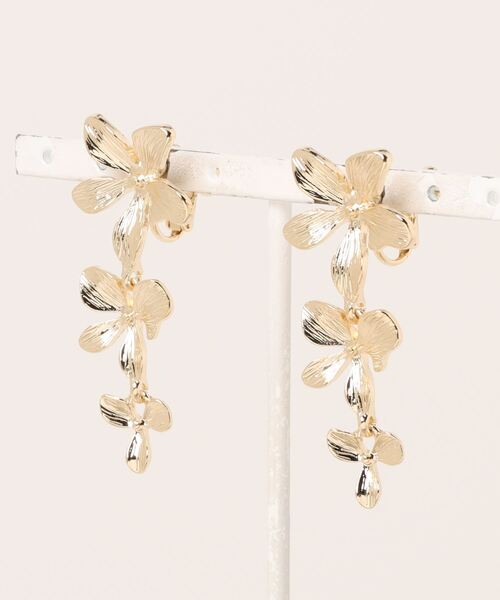 natural couture（ナチュラルクチュール）の「メタルフラワーイヤリング（イヤリング・レディース・ゴールド/シルバー・FREE）」の10枚目の写真