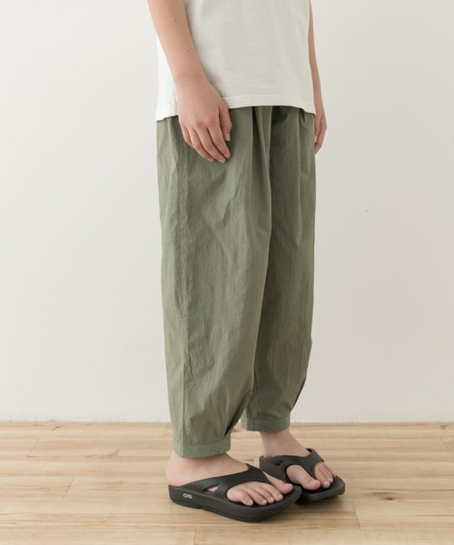 URBAN RESEARCH DOORS（アーバンリサーチドアーズ）の「撥水タックワイドパンツ(KIDS)（その他パンツ・キッズ・スミクロ/カーキ・120/105/150/135）」の16枚目の写真