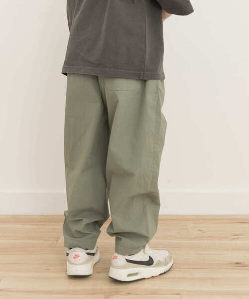 URBAN RESEARCH DOORS（アーバンリサーチドアーズ）の「撥水タックワイドパンツ(KIDS)（その他パンツ・キッズ・スミクロ/カーキ・120/105/150/135）」の11枚目の写真