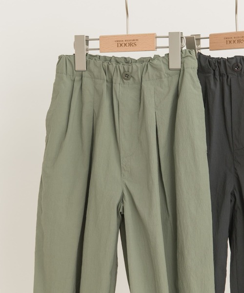URBAN RESEARCH DOORS（アーバンリサーチドアーズ）の「撥水タックワイドパンツ(KIDS)（その他パンツ・キッズ・スミクロ/カーキ・120/105/150/135）」の13枚目の写真