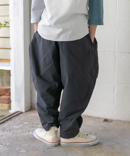 URBAN RESEARCH DOORS（アーバンリサーチドアーズ）の「撥水タックワイドパンツ(KIDS)（その他パンツ・キッズ・スミクロ/カーキ・120/105/150/135）」の6枚目の写真