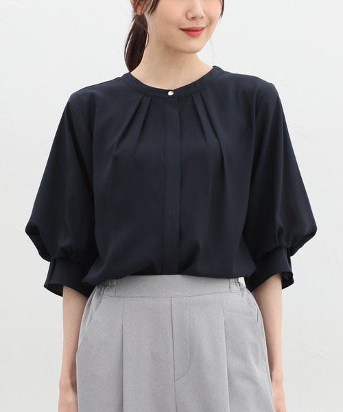 Honeys（ハニーズ）の「６分袖バンドカラーブラウス（シャツ/ブラウス・レディース・ネイビー/ブルー系その他/ライム/アイボリー/グレイッシュベージュ・S/M/L/LL/3L）」の4枚目の写真