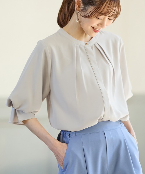 Honeys（ハニーズ）の「６分袖バンドカラーブラウス（シャツ/ブラウス・レディース・ネイビー/ブルー系その他/ライム/アイボリー/グレイッシュベージュ・S/M/L/LL/3L）」の2枚目の写真