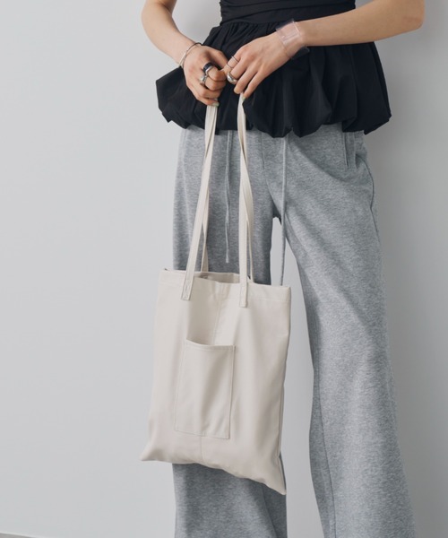 Aunt Marie's(アントマリーズ)の「ベーシックアウトポケットトート/A4ノートパソコン収納可(トートバッグ・レディース・アイボリー/シルバー/ブラック・FREE)」の2枚目の写真