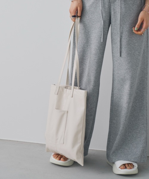 Aunt Marie's(アントマリーズ)の「ベーシックアウトポケットトート/A4ノートパソコン収納可(トートバッグ・レディース・アイボリー/シルバー/ブラック・FREE)」の7枚目の写真