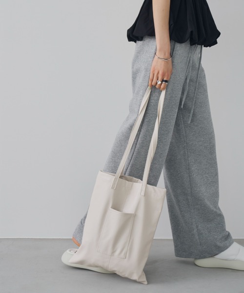 Aunt Marie's(アントマリーズ)の「ベーシックアウトポケットトート/A4ノートパソコン収納可(トートバッグ・レディース・アイボリー/シルバー/ブラック・FREE)」の6枚目の写真