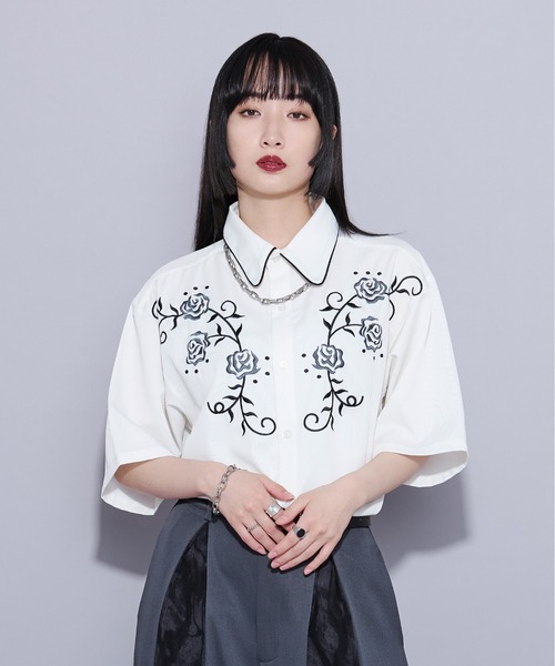 Ellno Loset（エルノロゼット）の「ローズ刺繍パイピングシャツ（シャツ/ブラウス・メンズ・ブラック/オフホワイト/グリーン系その他/ブルー系その他・MEDIUM/LARGE/SMALL）」の2枚目の写真