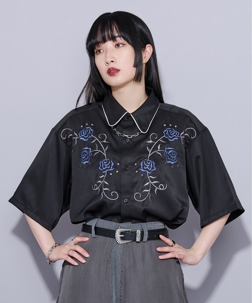 Ellno Loset（エルノロゼット）の「ローズ刺繍パイピングシャツ