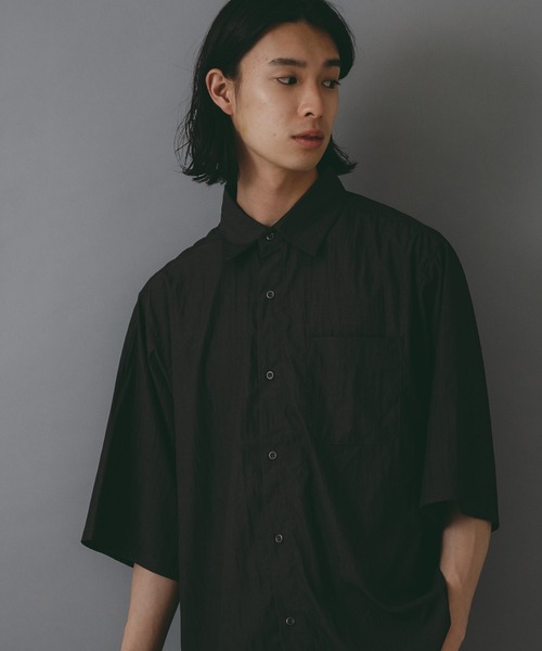 brknhome(ブロークンホーム)の「【brknhome/ブロークンホーム】タスランナイロン 半袖ワイドシャツ(シャツ/ブラウス・メンズ・サンドベージュ/スミクロ/グレー・MEDIUM/LARGE)」の2枚目の写真