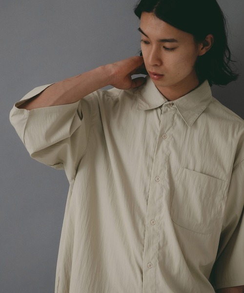 brknhome(ブロークンホーム)の「【brknhome/ブロークンホーム】タスランナイロン 半袖ワイドシャツ(シャツ/ブラウス・メンズ・サンドベージュ/スミクロ/グレー・MEDIUM/LARGE)」の1枚目の写真