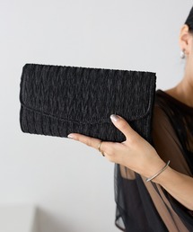 &Robu.（アンドロブ）の「サテンプリーツクラッチバッグ  フォーマル 結婚式 お呼ばれ（クラッチバッグ）」