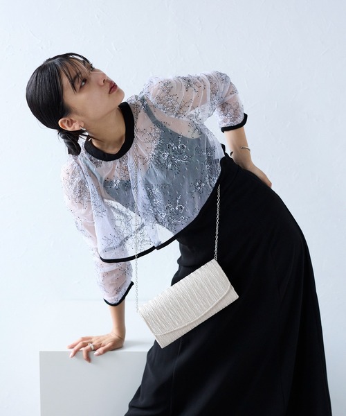 &Robu.（アンドロブ）の「サテンプリーツクラッチバッグ  フォーマル 結婚式 お呼ばれ（クラッチバッグ・レディース・ブラック/グレー/ベージュ・FREE）」の7枚目の写真