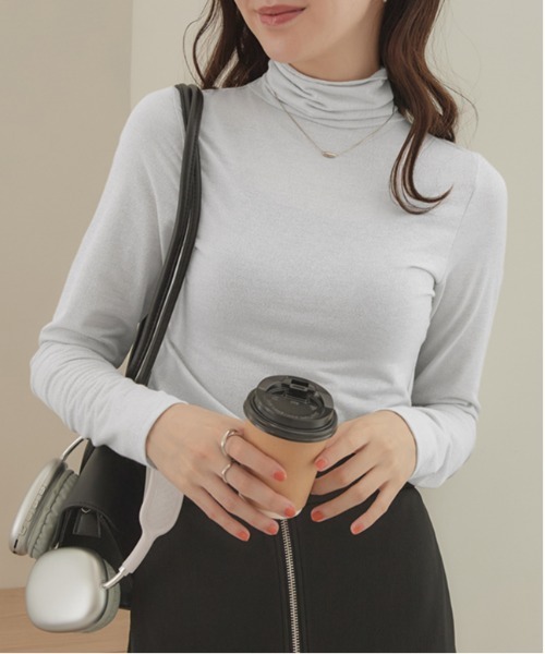 CHAN ME(チャンミ)の「ラメシアーハイネックプルオーバー(Tシャツ/カットソー・レディース・ブラック/ゴールド/グレー/シルバー/ピンク・MEDIUM/LARGE/X-LARGE)」の4枚目の写真