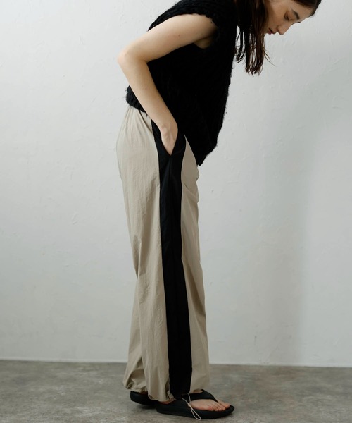 MINERTE(ミネルテ)の「【MINERTE】unisex track pants / ユニセックスサイドライントラックパンツ(その他パンツ・レディース・ライトベージュ/グレー系その他・FREE)」の2枚目の写真