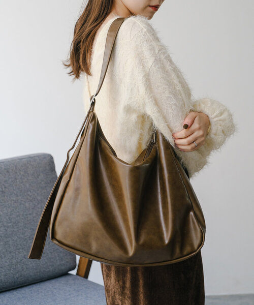 Kastane(カスタネ)の「【A4サイズ】レザーショルダーバッグ(ショルダーバッグ・レディース・ブラウン/アイボリー/ブラック/ライトベージュ・FREE)」の11枚目の写真