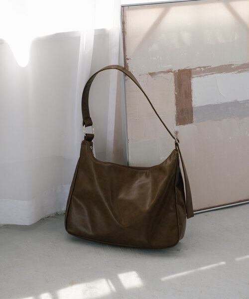 Kastane(カスタネ)の「【A4サイズ】レザーショルダーバッグ(ショルダーバッグ・レディース・ブラウン/アイボリー/ブラック/ライトベージュ・FREE)」の15枚目の写真