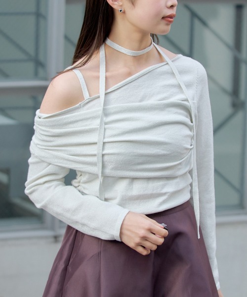 RAY CASSIN(レイカズン)の「【華奢見えが叶う】チョーカー付オフショルデザインニット(ニット/セーター・レディース・レッド/ブラウン/アイボリー/グレー/ピンク系その他2・FREE)」の2枚目の写真