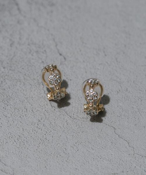 SMELLY(スメリー)の「ビジューフラワーフープイヤリング(イヤリング・レディース・ゴールド・-)」の2枚目の写真