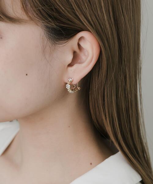 SMELLY(スメリー)の「ビジューフラワーフープイヤリング(イヤリング・レディース・ゴールド・-)」の5枚目の写真