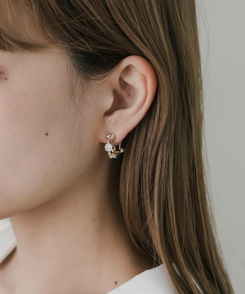 SMELLY(スメリー)の「ビジューフラワーフープイヤリング(イヤリング・レディース・ゴールド・-)」の6枚目の写真