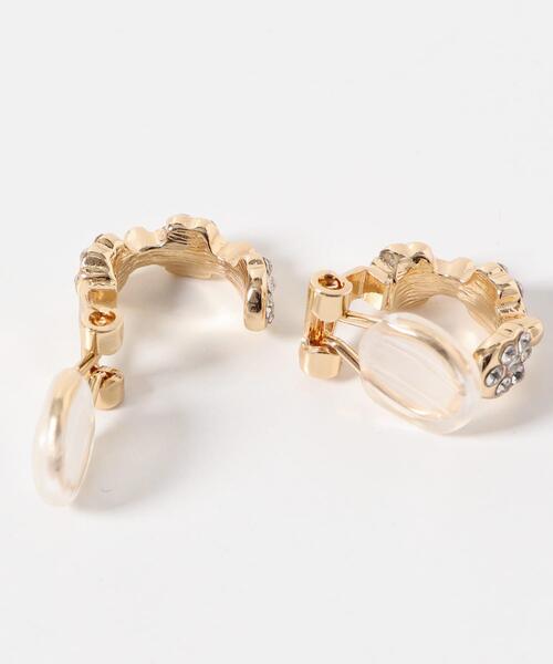 SMELLY(スメリー)の「ビジューフラワーフープイヤリング(イヤリング・レディース・ゴールド・-)」の8枚目の写真