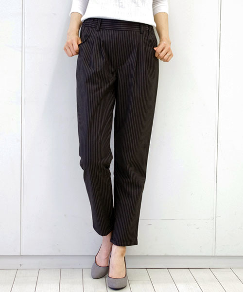 IEDIT(イディット)の「【股下丈が選べる】ララ・ステラ フィルム&裏ボア仕様の きちんと顔のストライプあったかパンツ (その他パンツ・レディース・ブラック/ダークグレー/ダークネイビー・5/7/1/4/10/2/9/3/6/8)」の2枚目の写真