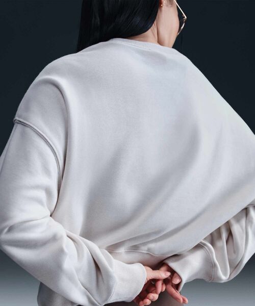 NIKE（ナイキ）の「ナイキ スポーツウェア フェニックス フリース ウィメンズ オーバーオーバーサイズド クルーネック フレンチ テリー スウェットシャツ / Nike Sportswear Phoenix Fleece Women's Over-Oversized Crew-Neck French Terry Sweatshirt HV4790-030 Phantom（スウェット・レディース・クリーム・2XL/L/M/S/XL/XS）」の6枚目の写真