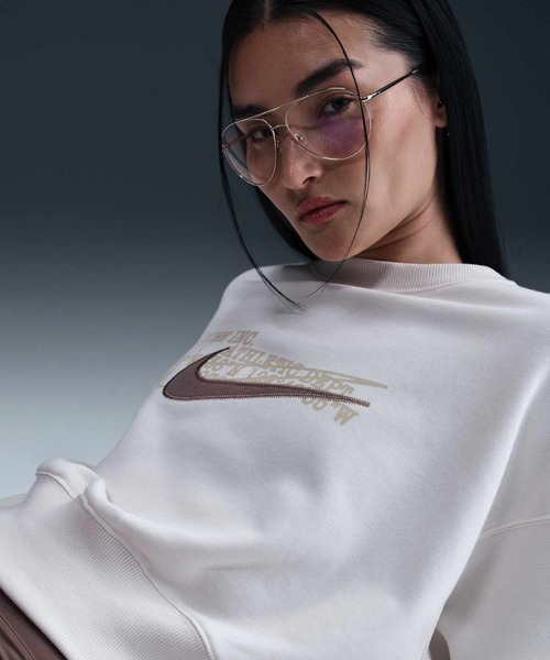 NIKE（ナイキ）の「ナイキ スポーツウェア フェニックス フリース ウィメンズ オーバーオーバーサイズド クルーネック フレンチ テリー スウェットシャツ / Nike Sportswear Phoenix Fleece Women's Over-Oversized Crew-Neck French Terry Sweatshirt HV4790-030 Phantom（スウェット・レディース・クリーム・2XL/L/M/S/XL/XS）」の4枚目の写真