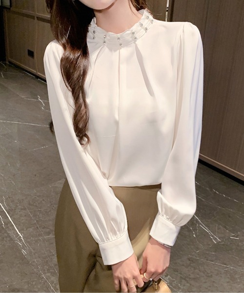 スタンドカラービジューサテンブラウス（シャツ/ブラウス）｜AMAJI（アマジ）