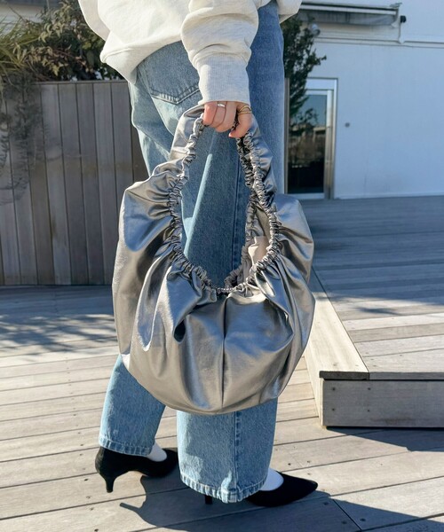 fredy emue(フレディエミュ)の「フェイクレザーギャザーラウンドショルダーバッグ(ハンドバッグ・レディース・シルバー/ブラック・FREE)」の5枚目の写真