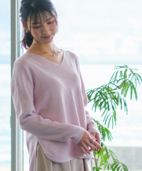 aquagarage(アクアガレージ)の「スリットデザインゆるニットトップス(ニット/セーター・レディース・ベージュ/パープル/チャコール/ネイビー/サーモンピンク/バーガンディー/ライトグレー/アイボリー/カーキ/ブラック/オフホワイト・L3/L2/S3/S2/LL3/LL2/M3/M2)」の22枚目の写真
