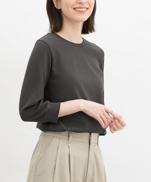 Honeys(ハニーズ)の「7分袖ワッフルクルーT(Tシャツ/カットソー・レディース・アイボリー/サックスブルー/ピンク系その他/ブルー系その他3/ホワイト系その他/ピンク/ホワイト×ネイビー/スミクロ/ミント・L/LL/M/S)」の5枚目の写真