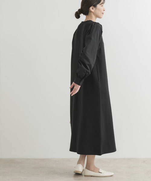 URBAN RESEARCH DOORS(アーバンリサーチドアーズ)の「ボリュームスリーブドッキングワンピース(ワンピース・レディース・ブラック/ブラック系その他・MEDIUM)」の17枚目の写真