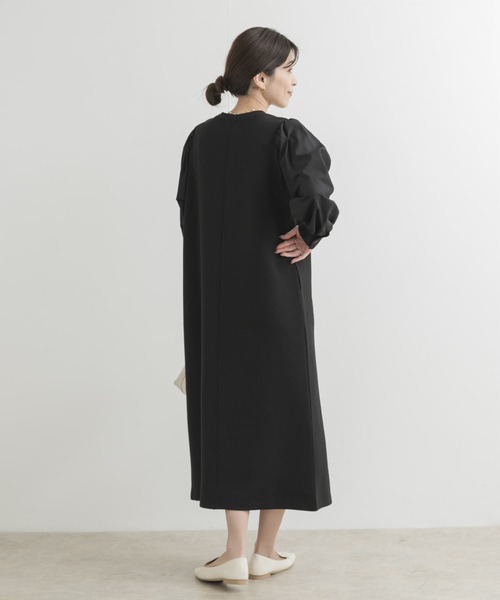URBAN RESEARCH DOORS(アーバンリサーチドアーズ)の「ボリュームスリーブドッキングワンピース(ワンピース・レディース・ブラック/ブラック系その他・MEDIUM)」の4枚目の写真