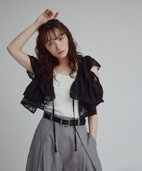 W:Huku(フーク)の「フリルカラー ショート丈 2way ボレロ ブラウス / ノースリーブ フレンチスリーブ 袖なし(カーディガン/ボレロ・レディース・オフホワイト/ブラック/ライトグレー・M/L)」の5枚目の写真