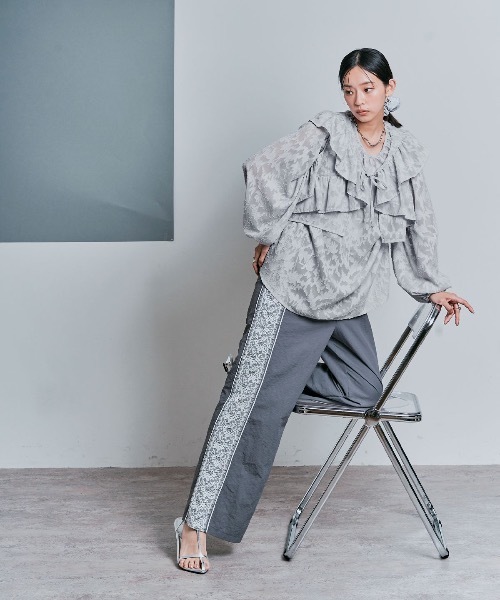 W:Huku(フーク)の「フリルカラー ショート丈 2way ボレロ ブラウス / ノースリーブ フレンチスリーブ 袖なし(カーディガン/ボレロ・レディース・オフホワイト/ブラック/ライトグレー・M/L)」の8枚目の写真