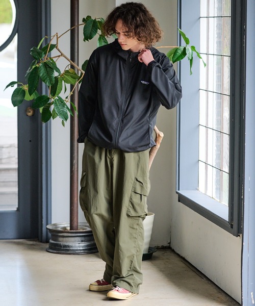 ragged mountain(ラギットマウンテン)の「【RAGGED MOUNTAIN/ラギットマウンテン】BERLIN/バーリン 撥水 UVカット ポケッタブルパーカー ユニセックス オーバーサイズ キャンプ フェス 通勤 通学 華奢見え(マウンテンパーカー・メンズ・チャコールグレー/ブラック/カーキ/ネイビー・MEDIUM/LARGE/X-LARGE)」の10枚目の写真