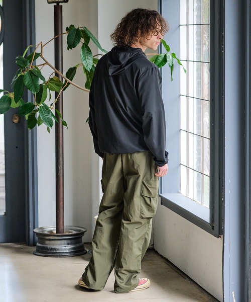 ragged mountain(ラギットマウンテン)の「【RAGGED MOUNTAIN/ラギットマウンテン】BERLIN/バーリン 撥水 UVカット ポケッタブルパーカー ユニセックス オーバーサイズ キャンプ フェス 通勤 通学 華奢見え(マウンテンパーカー・メンズ・チャコールグレー/ブラック/カーキ/ネイビー・MEDIUM/LARGE/X-LARGE)」の15枚目の写真