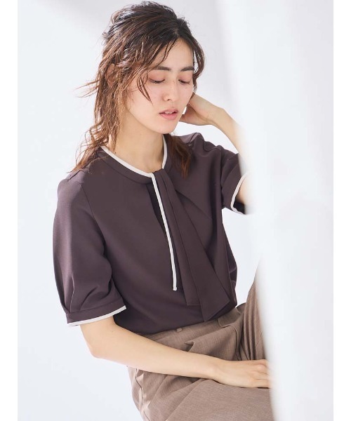 Perfect Suit FActory（パーフェクトスーツファクトリー）の「ボウタイ　配色ブラウス　オフホワイト/ベージュ/ブラウン/グリーン（シャツ/ブラウス・レディース・オフホワイト/ライトグリーン/ベージュ/ダークブラウン・S/M/L）」の2枚目の写真