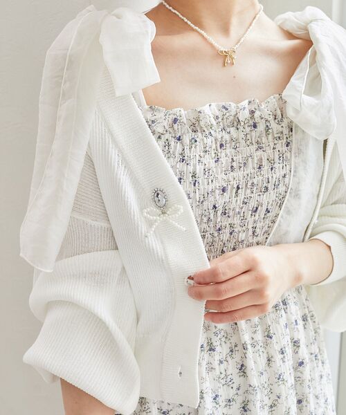 MAJESTIC LEGON（マジェスティックレゴン）の「チャームボタンUVカットカーディガン（カーディガン/ボレロ・レディース・オフホワイト/イエロー/ピンク/レッド/ブルー/ブラック・MEDIUM）」の2枚目の写真