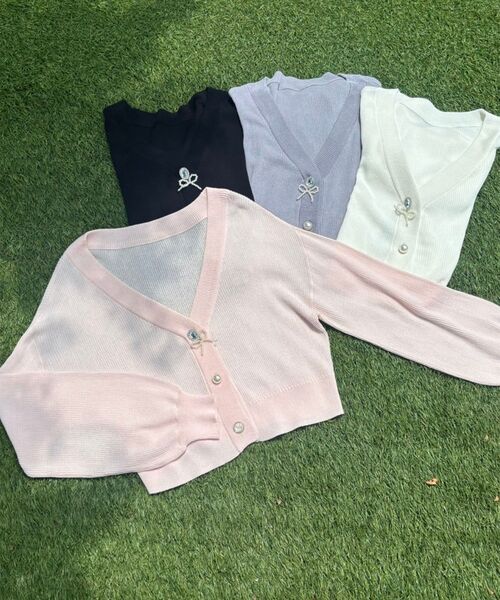 MAJESTIC LEGON（マジェスティックレゴン）の「チャームボタンUVカットカーディガン（カーディガン/ボレロ・レディース・オフホワイト/イエロー/ピンク/レッド/ブルー/ブラック・MEDIUM）」の5枚目の写真