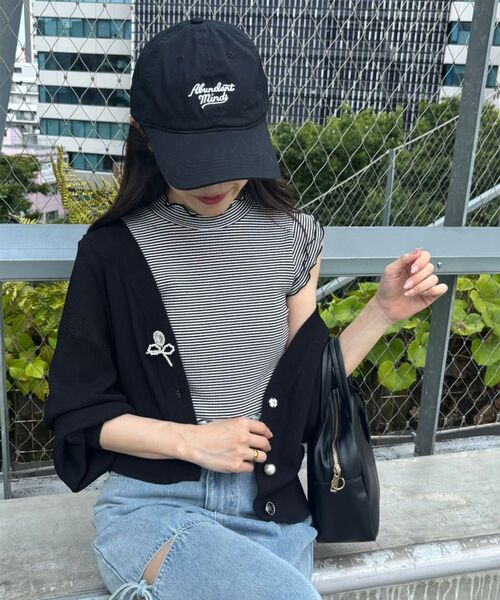 MAJESTIC LEGON（マジェスティックレゴン）の「チャームボタンUVカットカーディガン（カーディガン/ボレロ・レディース・オフホワイト/イエロー/ピンク/レッド/ブルー/ブラック・MEDIUM）」の3枚目の写真