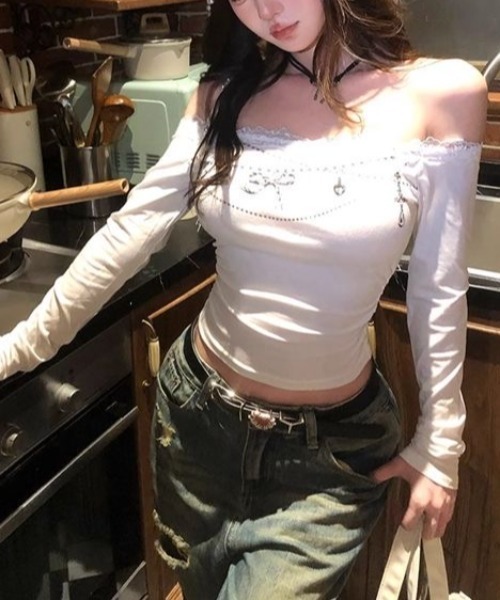 SHEENA(シーナ)の「チャームデザインレースオフショルトップス(Tシャツ/カットソー・レディース・ブラック/ホワイト・M)」の2枚目の写真