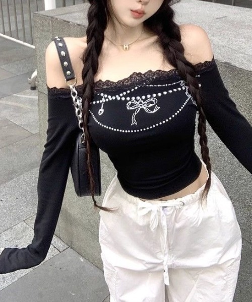 SHEENA(シーナ)の「チャームデザインレースオフショルトップス(Tシャツ/カットソー・レディース・ブラック/ホワイト・M)」の1枚目の写真